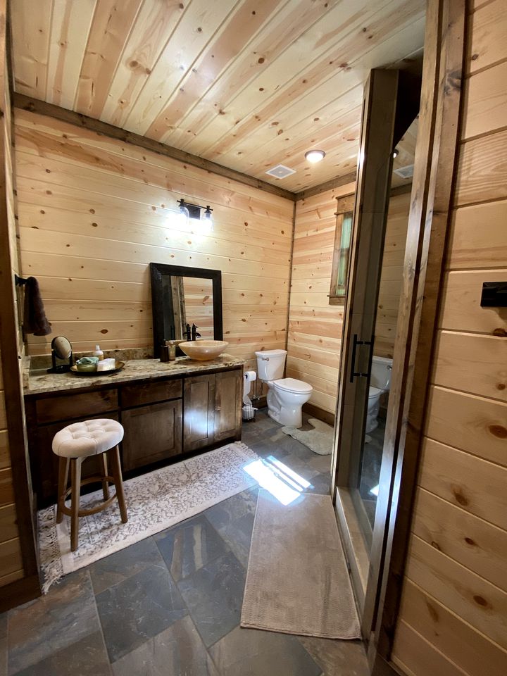 Luxury Log Cabin in Broken Bow, Ideal for Family Glamping Getaways