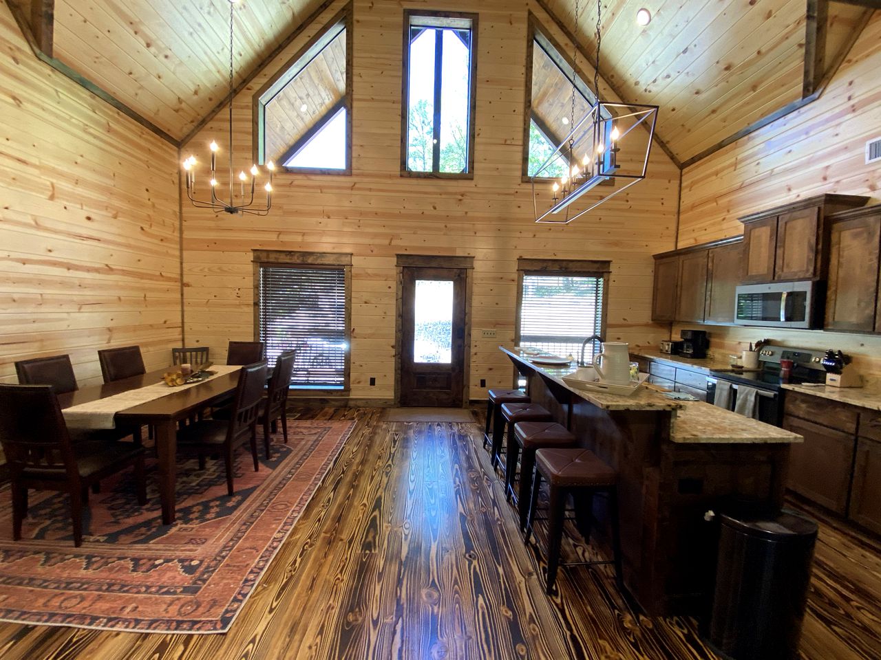 Luxury Log Cabin in Broken Bow, Ideal for Family Glamping Getaways