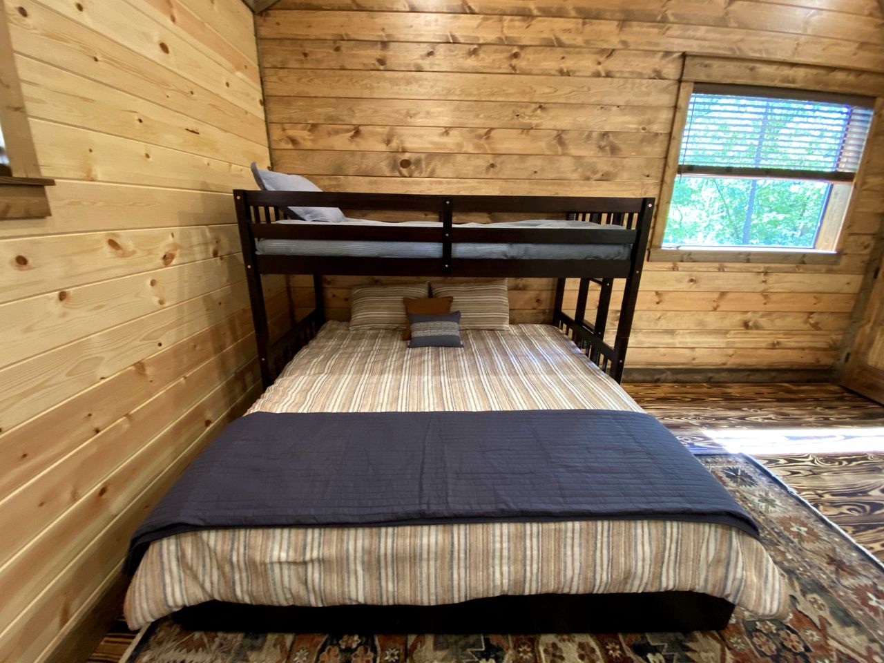 Luxury Log Cabin in Broken Bow, Ideal for Family Glamping Getaways