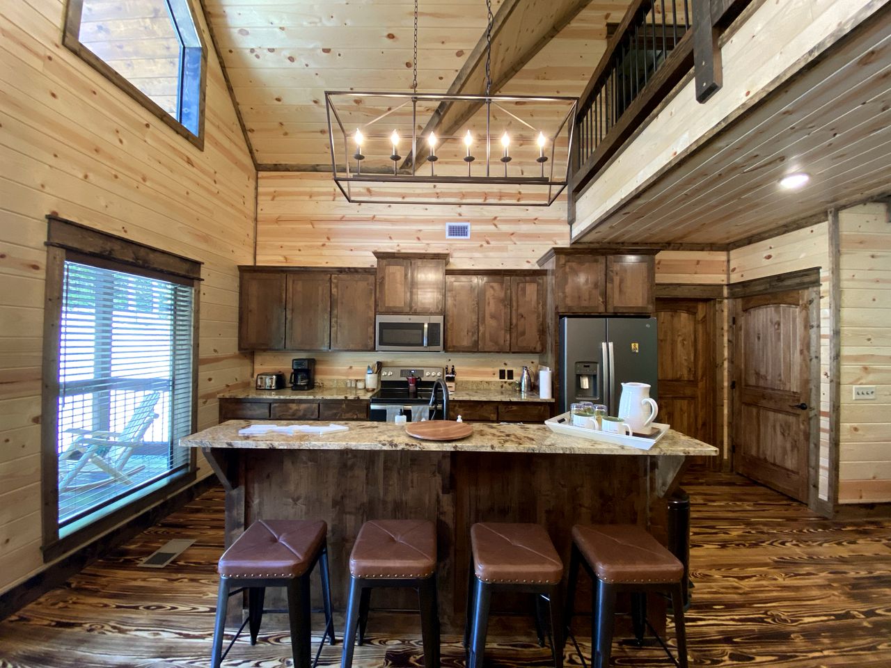 Luxury Log Cabin in Broken Bow, Ideal for Family Glamping Getaways