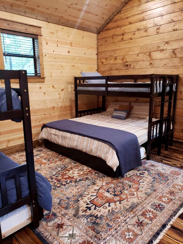 Luxury Log Cabin in Broken Bow, Ideal for Family Glamping Getaways