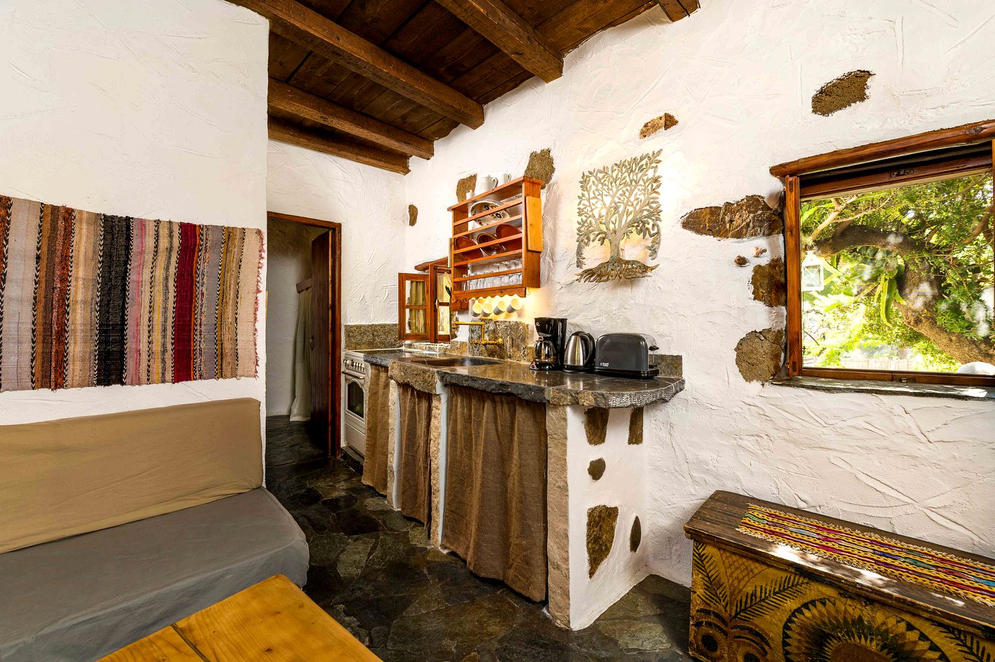 Charming Cottage for Glamping near Picturesque Sandy Beaches in Historic Crete