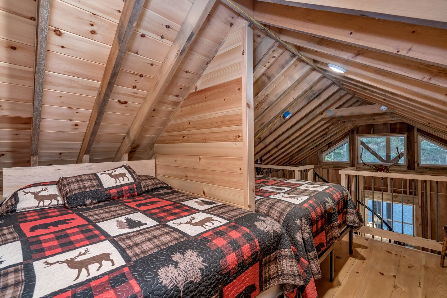 Charming Cabin for Glamping in the Adirondacks, Ideal for a Couples Getaway