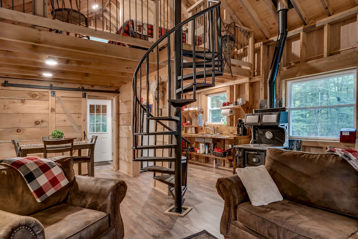 Charming Cabin for Glamping in the Adirondacks, Ideal for a Couples Getaway