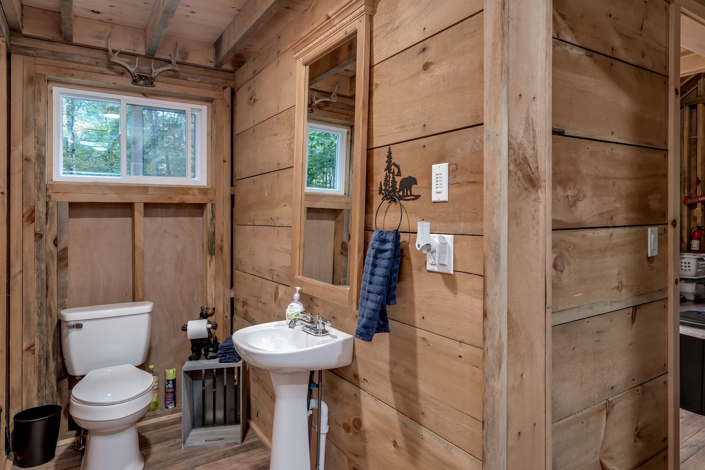 Charming Cabin for Glamping in the Adirondacks, Ideal for a Couples Getaway