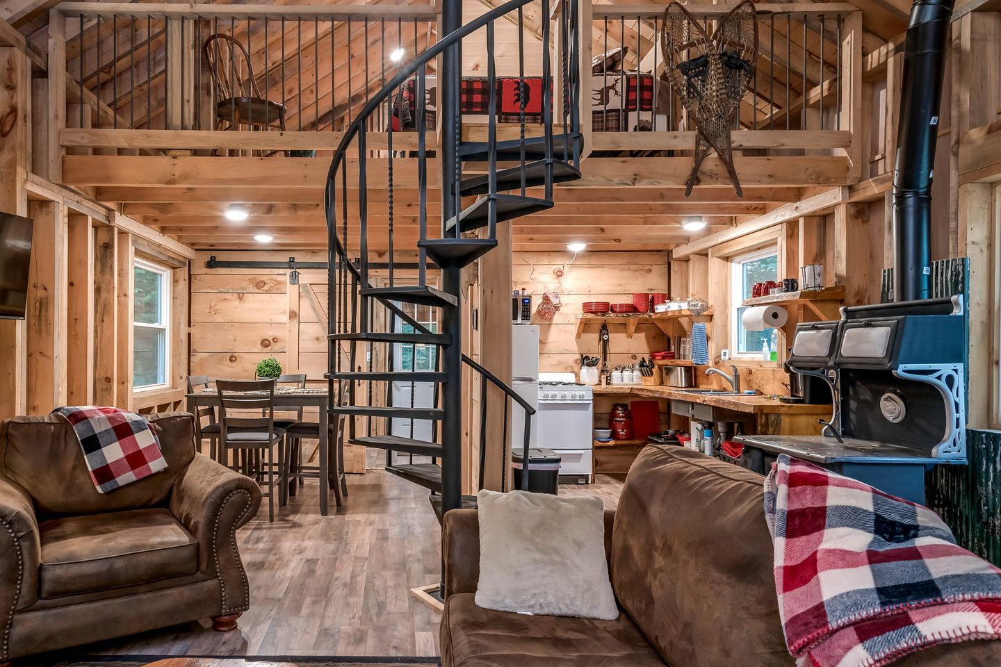 Charming Cabin for Glamping in the Adirondacks, Ideal for a Couples Getaway