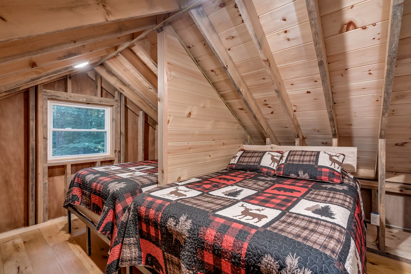 Charming Cabin for Glamping in the Adirondacks, Ideal for a Couples Getaway