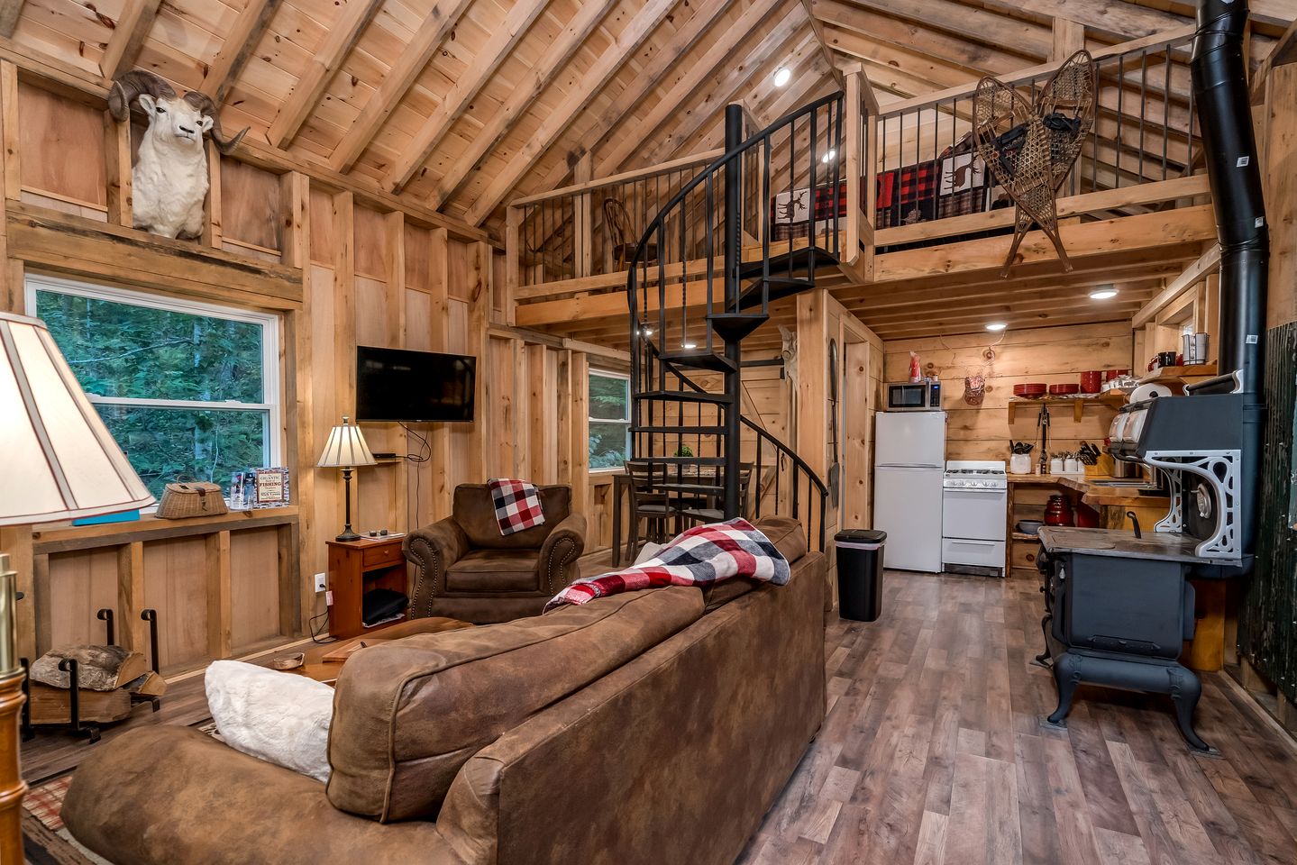 Charming Cabin for Glamping in the Adirondacks, Ideal for a Couples Getaway