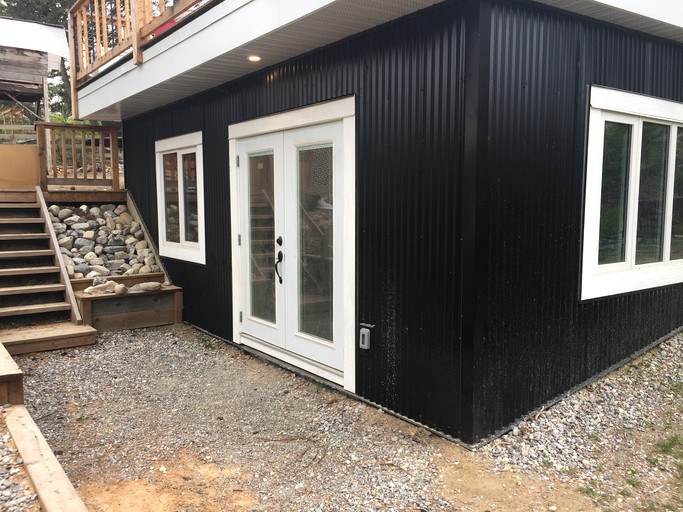 Cozy Tiny House Ideal for a Relaxing Escape Near the Beach in British Columbia