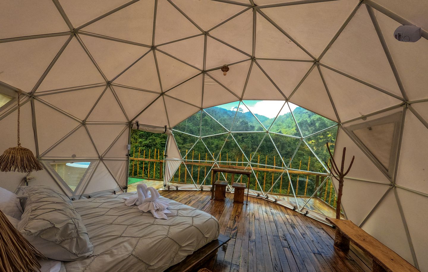 Intimate Dome with Outdoor Jacuzzi, Deck and Views in Colombia