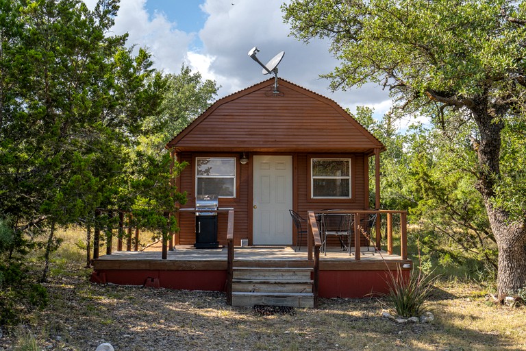 Cozy Cabin Glamping Site in Eldorado, Perfect for Romantic Getaways Exploring Texas