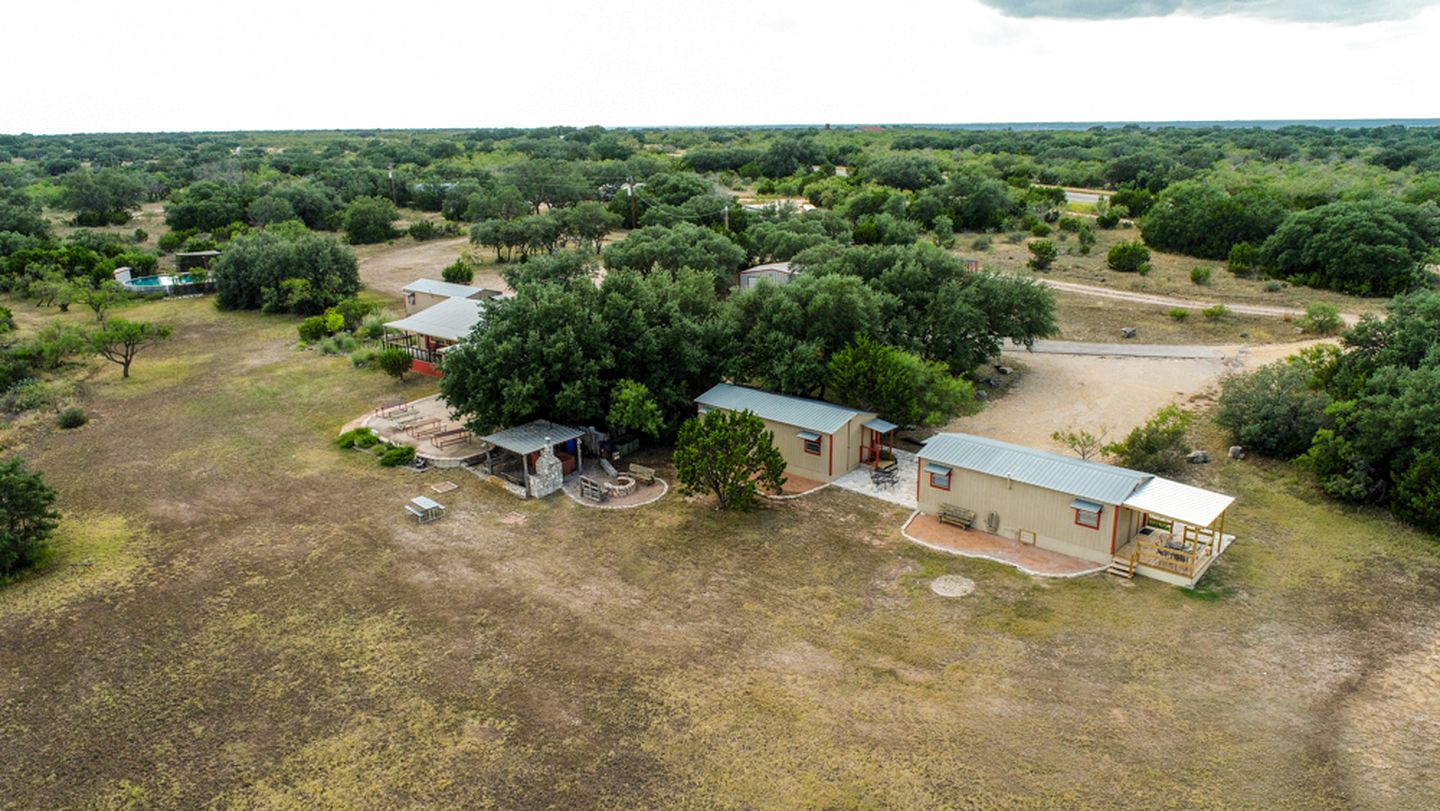 Entire Cabin Retreat in Texas Hill Country, Perfect for Intimate Glamping Weekend Getaways in Eldorado