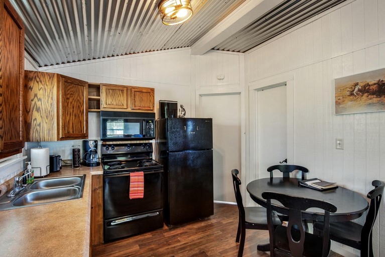 El Castell on the Llano River, Cabins 89773, Castell, United States