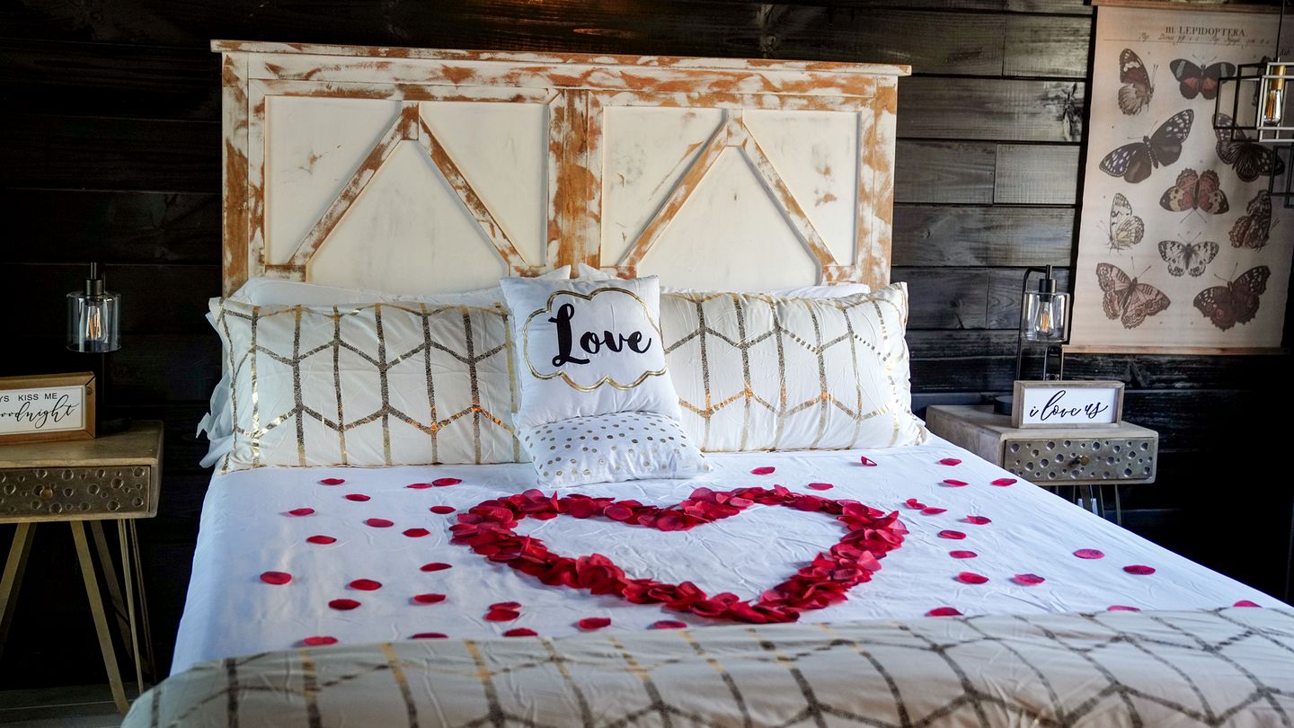 Romantic Escapes in this Stunning A-Frame in North Carolina with Access to a Private Hot Tub and Fire Pit