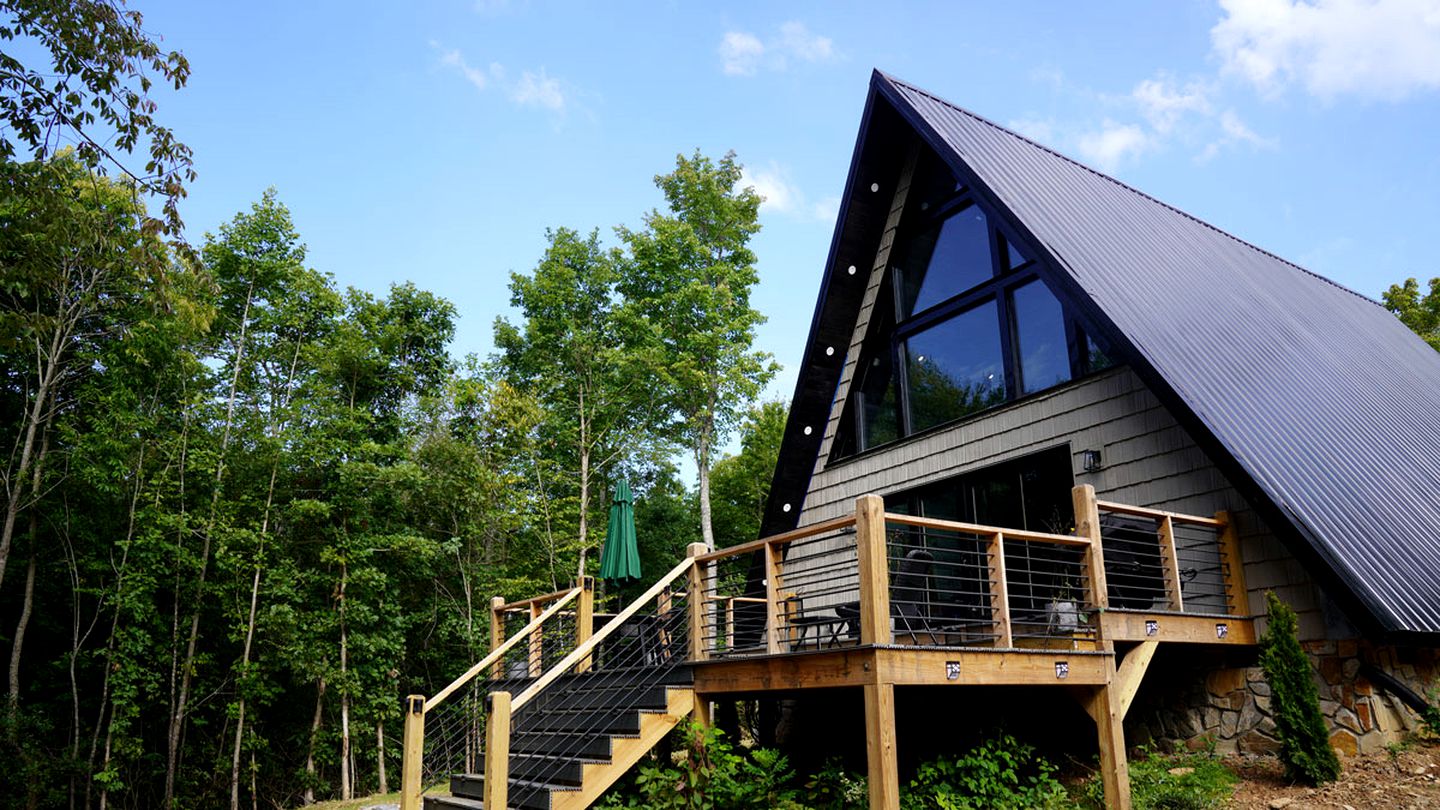 Romantic Escapes in this Stunning A-Frame in North Carolina with Access to a Private Hot Tub and Fire Pit