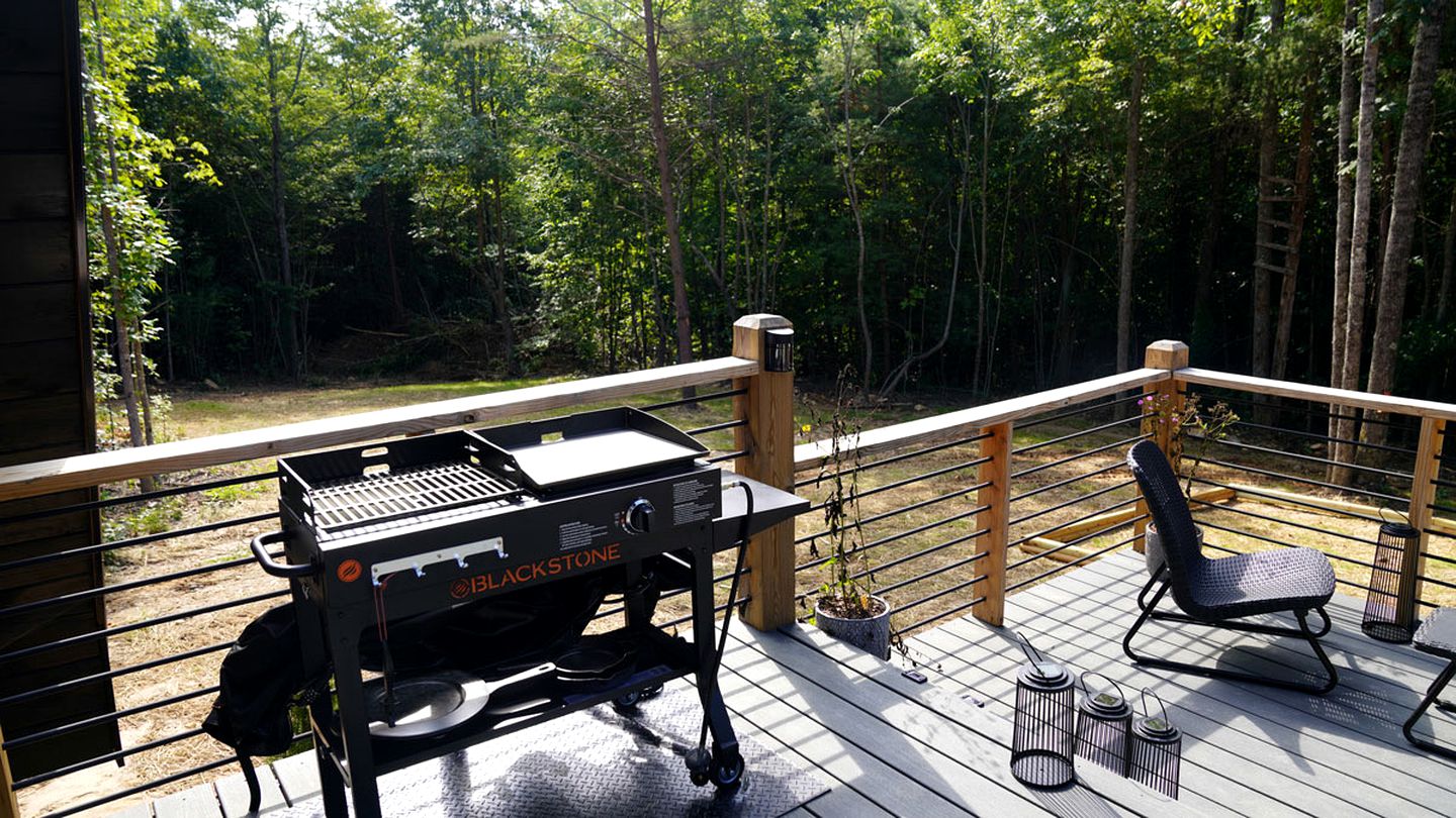 Romantic Escapes in this Stunning A-Frame in North Carolina with Access to a Private Hot Tub and Fire Pit