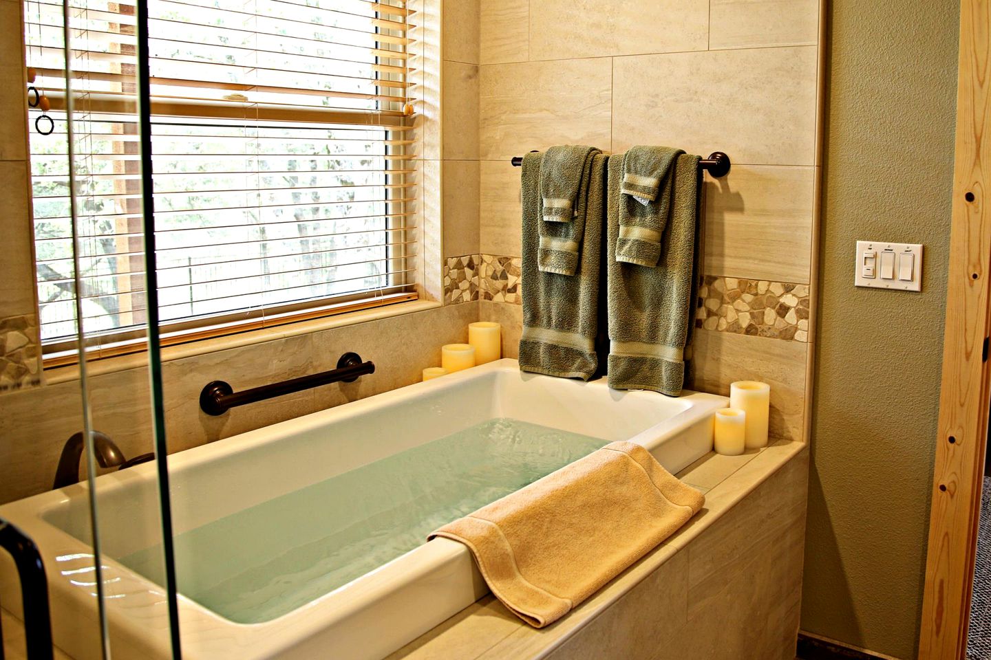 Perfect for Animal Lovers, Pet-Friendly Glamping Cabin Destination in Jackson, California