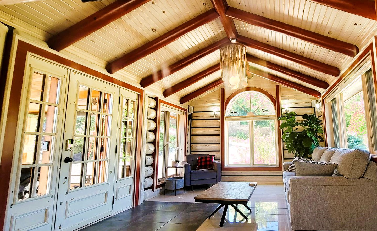 Spectacular Equipped Cottage with Pool, Jacuzzi and Poker Table in Quebec