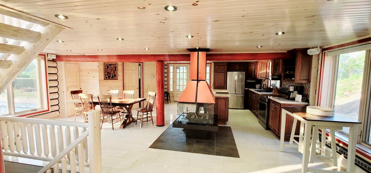 Spectacular Equipped Cottage with Pool, Jacuzzi and Poker Table in Quebec