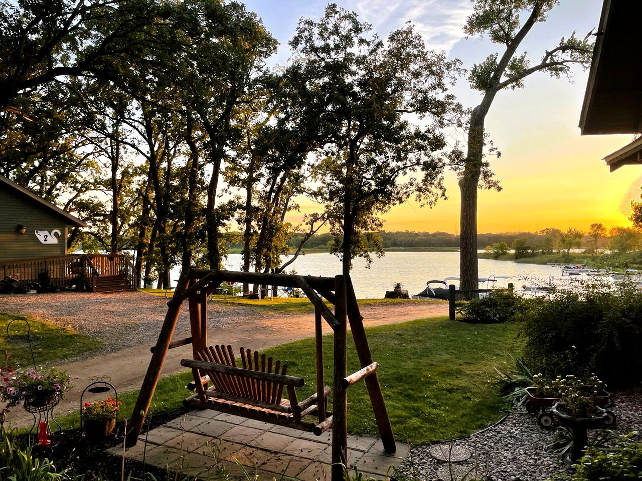 Minnesota Glamping Retreat in Lakeside Cabin for 6 in Fergus Falls