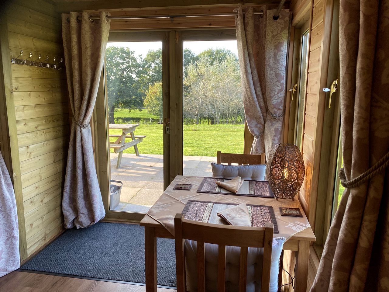 Cozy Rustic Cottage with Hot-Tub, Picnic Table and Landscape Views in UK