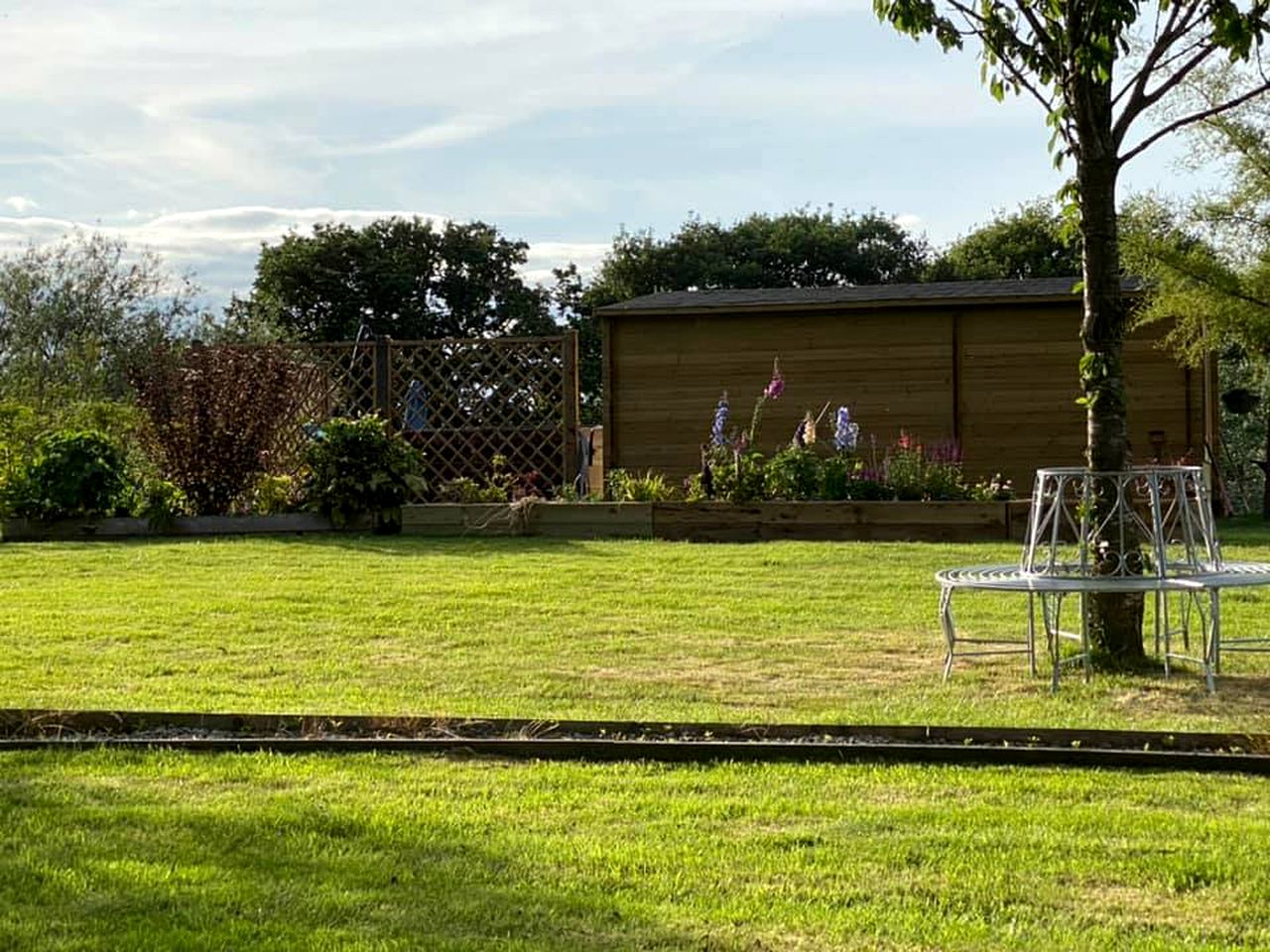 Cozy Rustic Cottage with Hot-Tub, Picnic Table and Landscape Views in UK