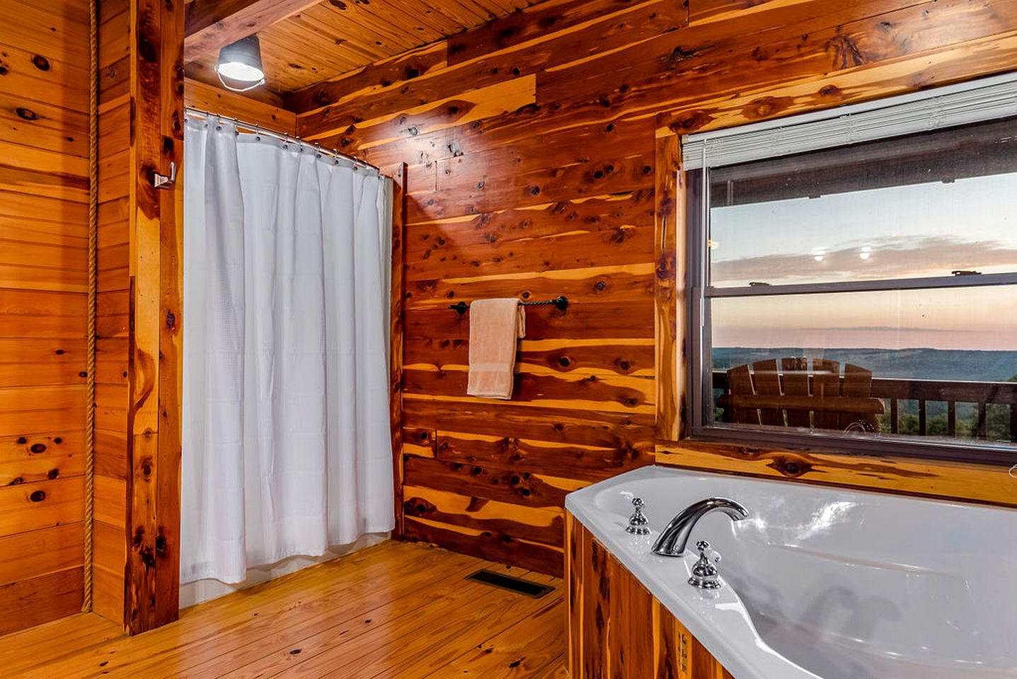 Incredible Pet-Friendly Cabin Located on Top of a Magnificent Mountain in Compton, AR