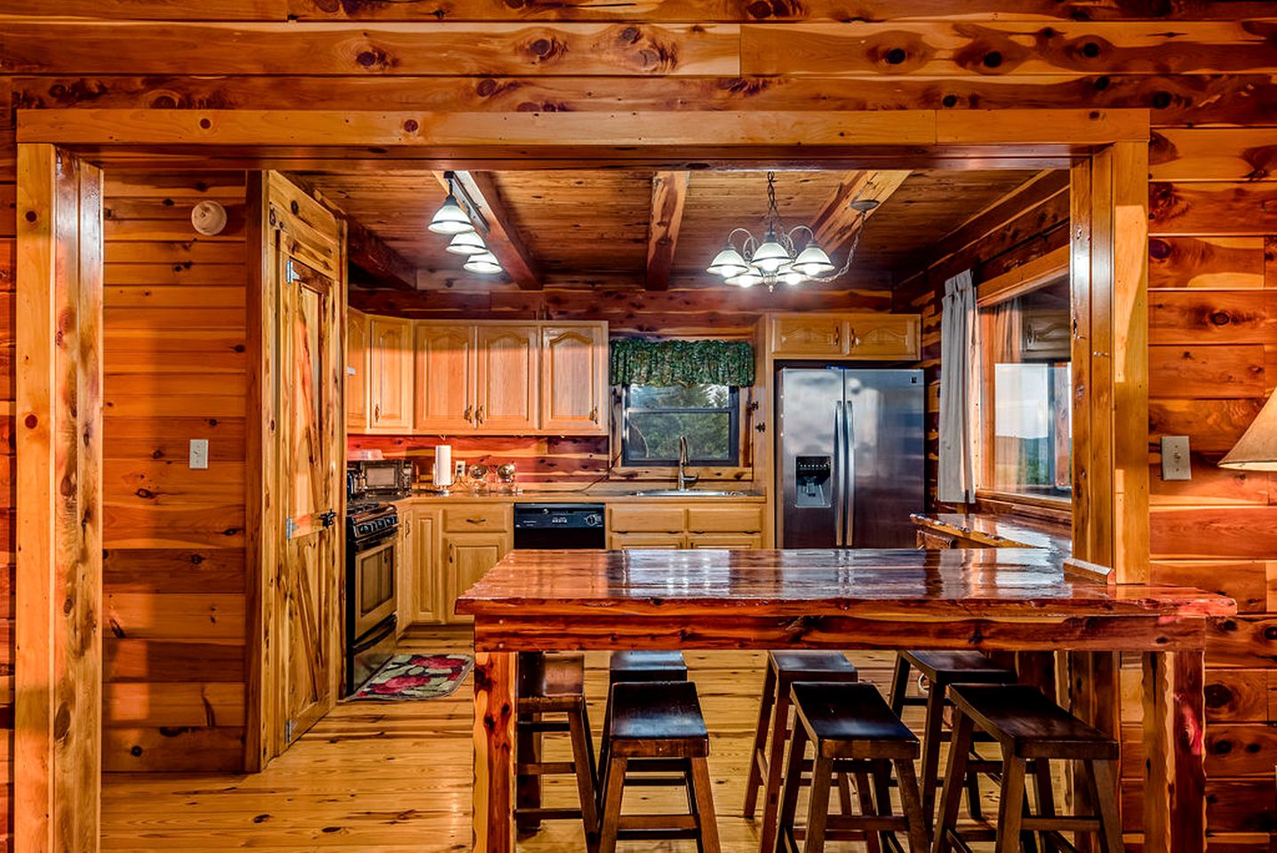Incredible Pet-Friendly Cabin Located on Top of a Magnificent Mountain in Compton, AR
