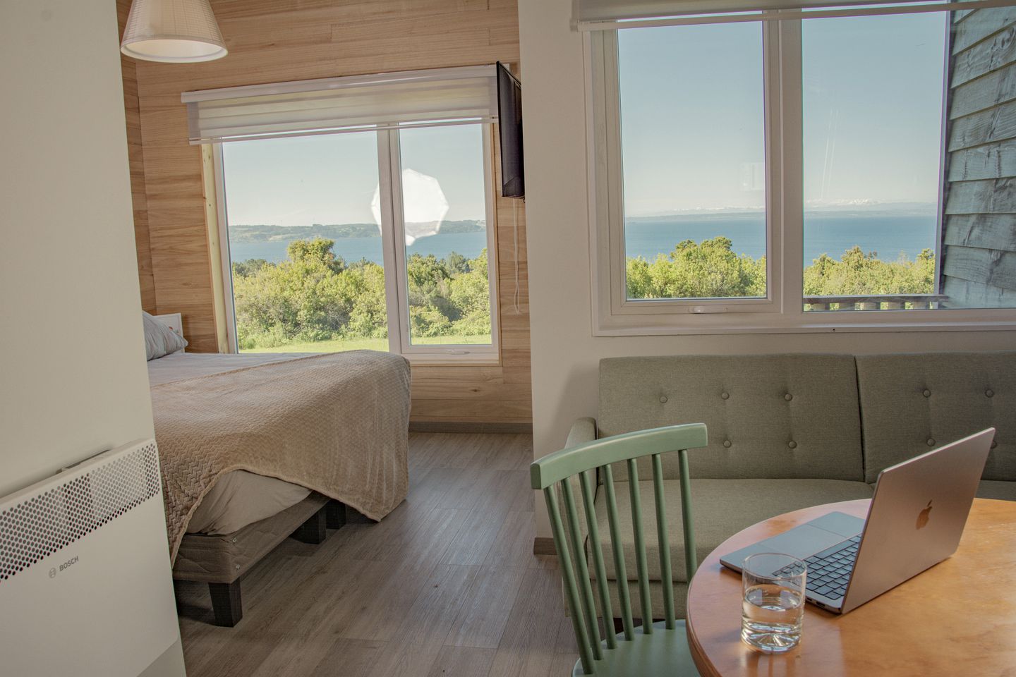 Lovely Tiny House with Balcony and Splendid Lake Views in Chile