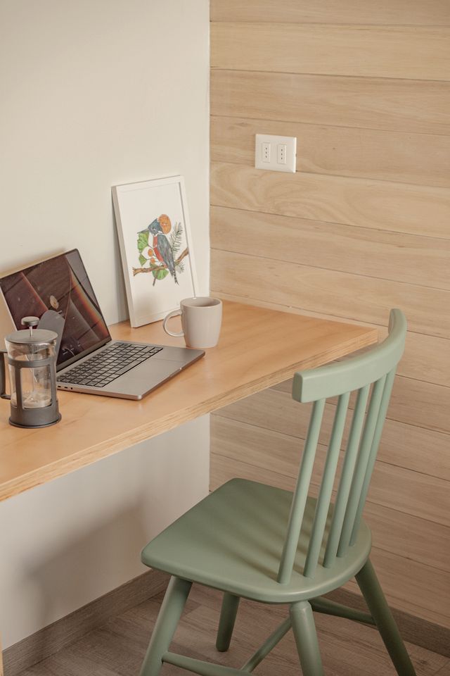 Lovely Tiny House with Balcony and Splendid Lake Views in Chile