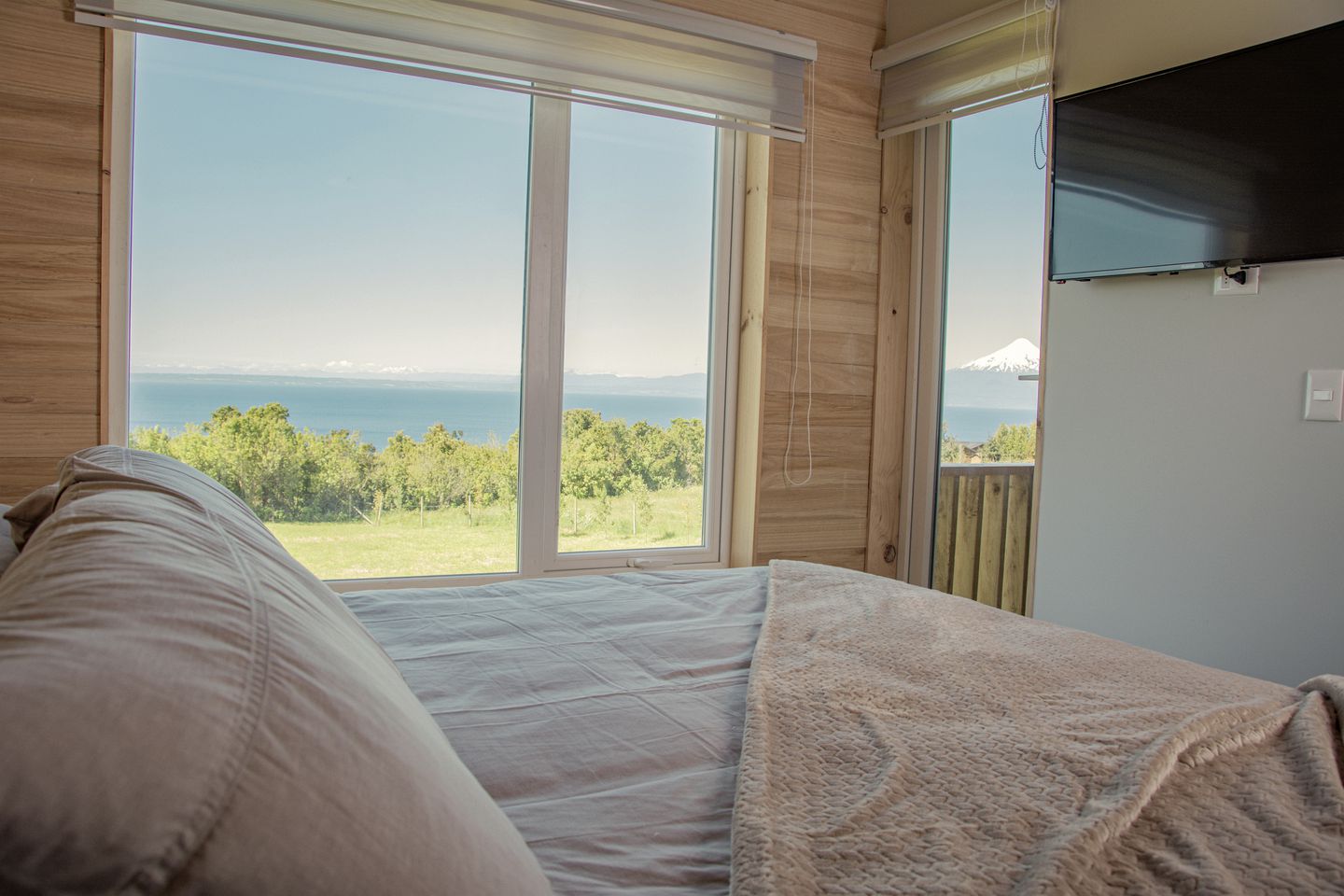 Lovely Tiny House with Balcony and Splendid Lake Views in Chile