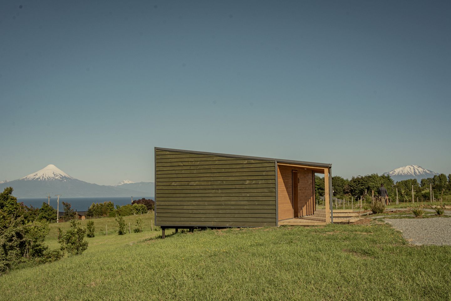 Lovely Tiny House with Balcony and Splendid Lake Views in Chile