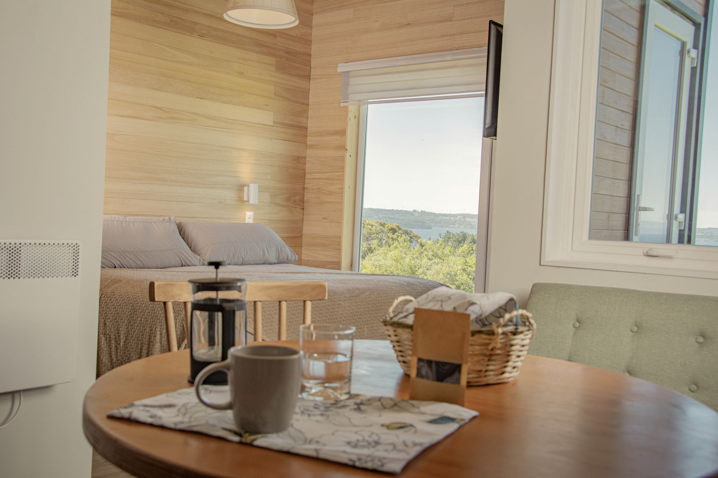 Lovely Tiny House with Balcony and Splendid Lake Views in Chile