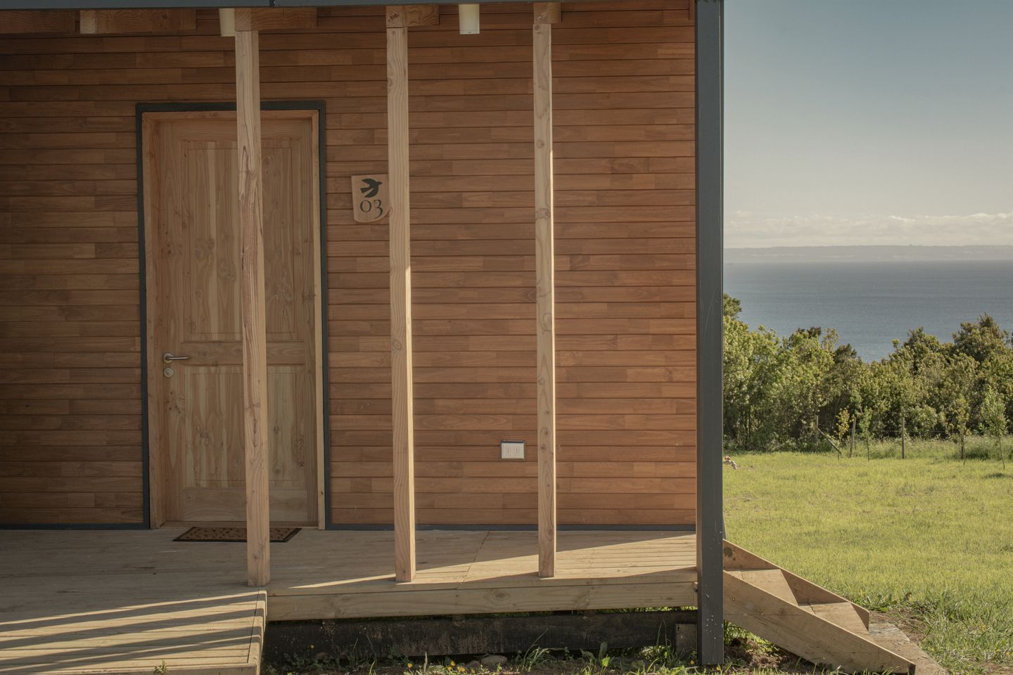 Lovely Tiny House with Balcony and Splendid Lake Views in Chile