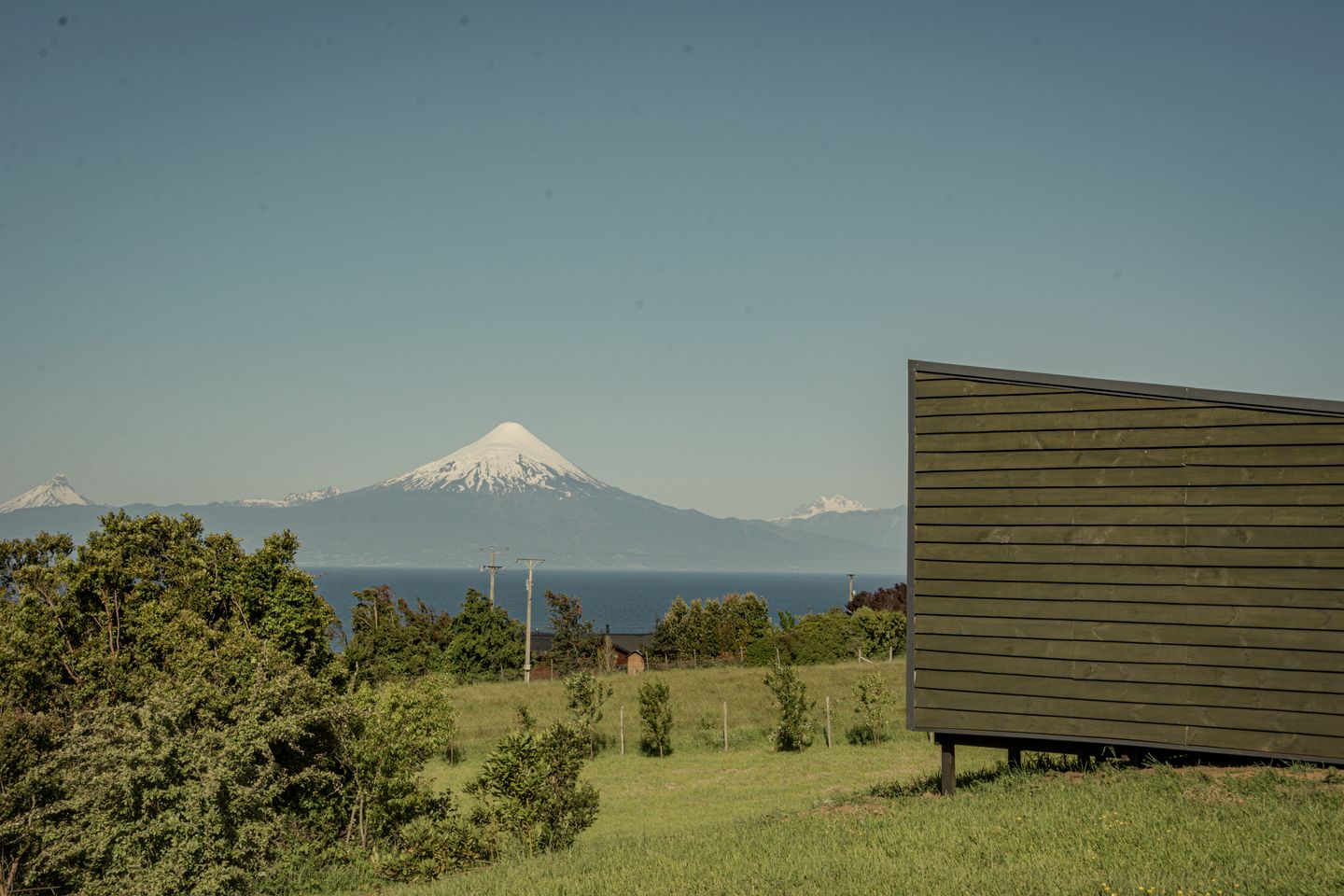 Lovely Tiny House with Balcony and Splendid Lake Views in Chile