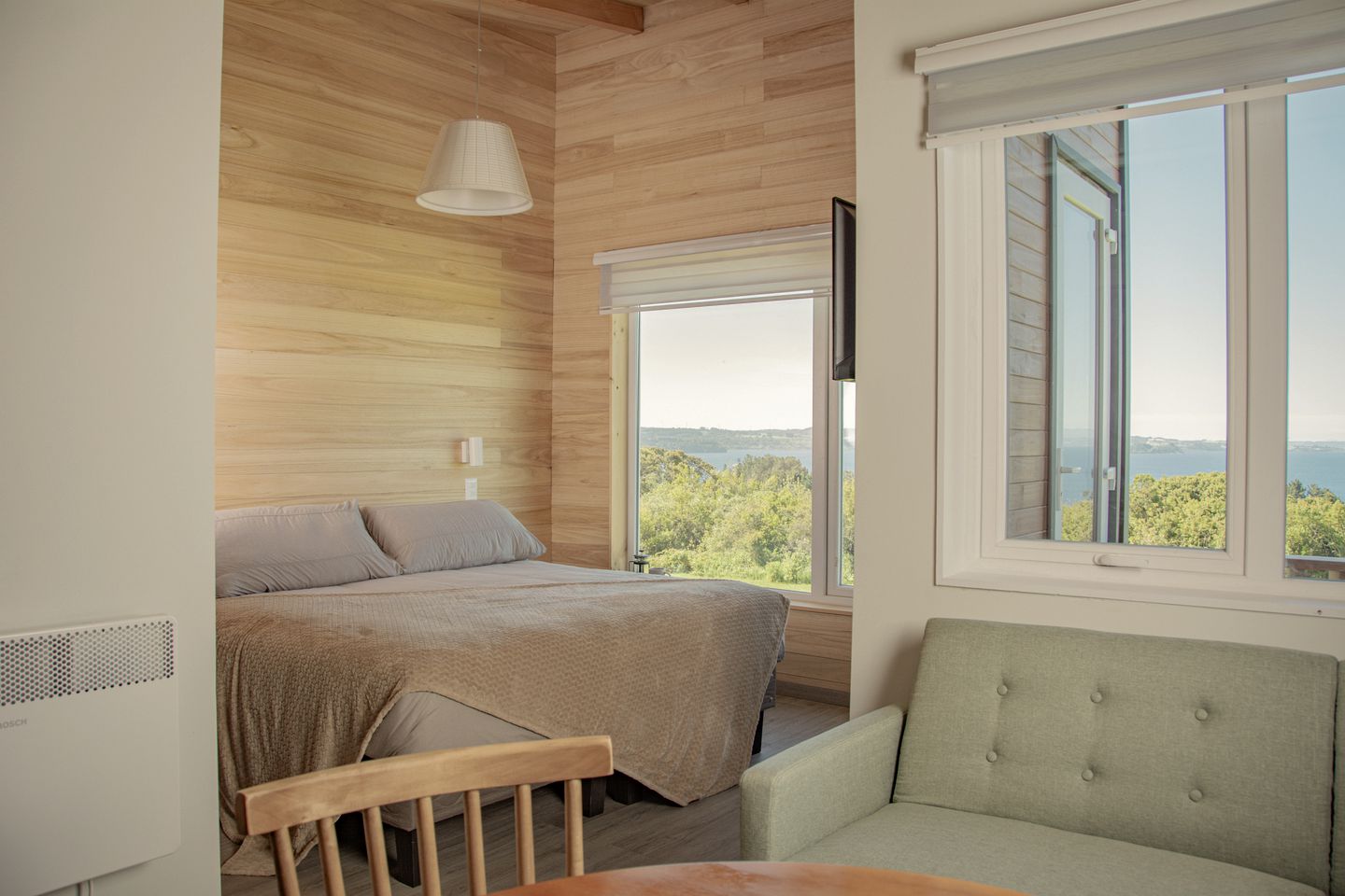 Sweet Lake Tiny House Ideal for Couples in Chile