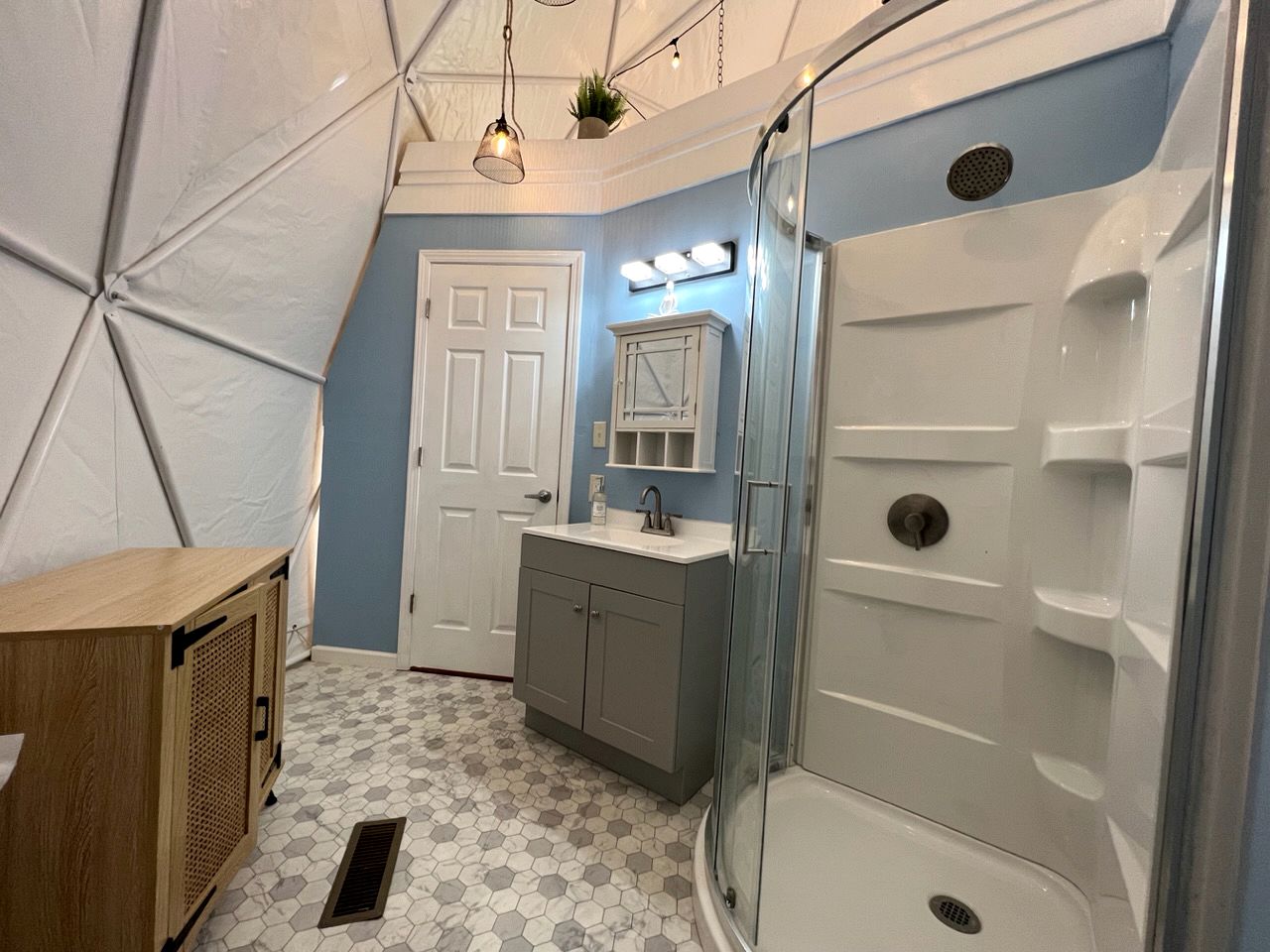 Outstanding Luminous Dome Fully Equipped with Interior Bath in South Carolina