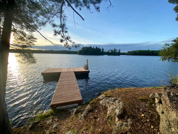 Cabins (Canada, Portland, Ontario)