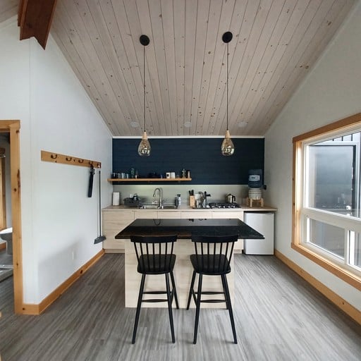 Cabins (Canada, Portland, Ontario)