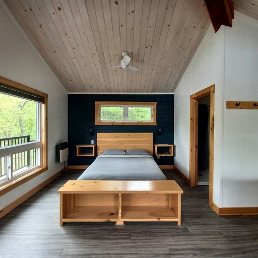 Cabins (Canada, Portland, Ontario)