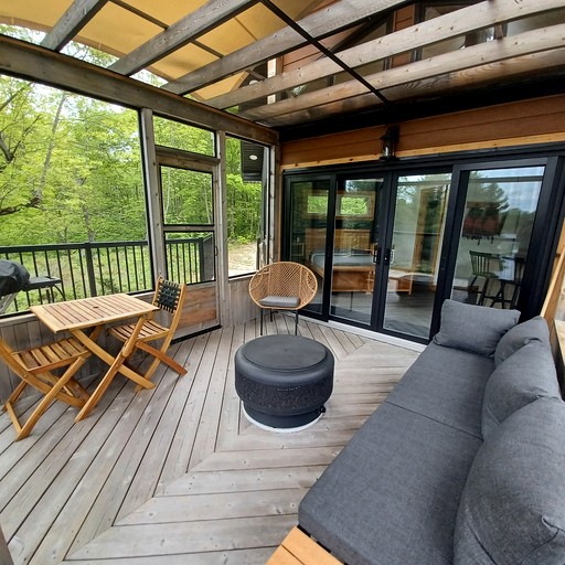Cabins (Canada, Portland, Ontario)