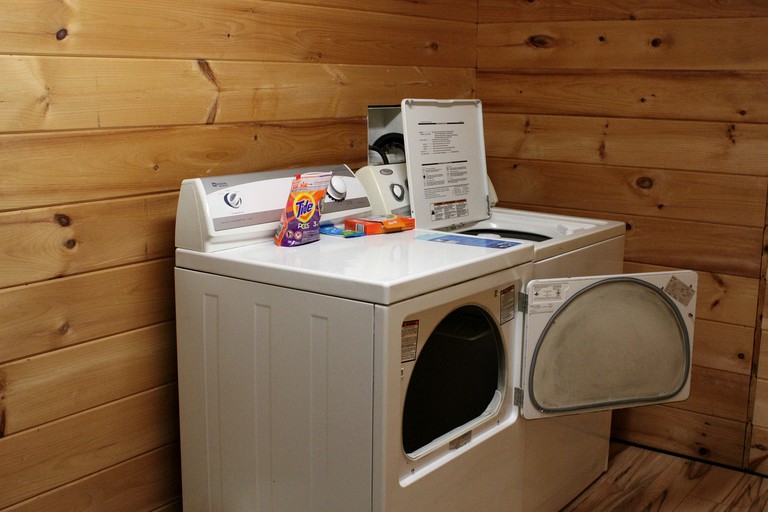 Cabins (Hico, West Virginia, United States)