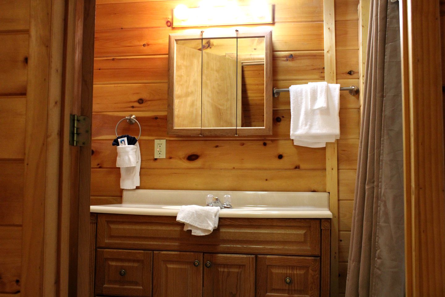 Spectacular Cabin Rental for Large Groups near New River in West Virginia