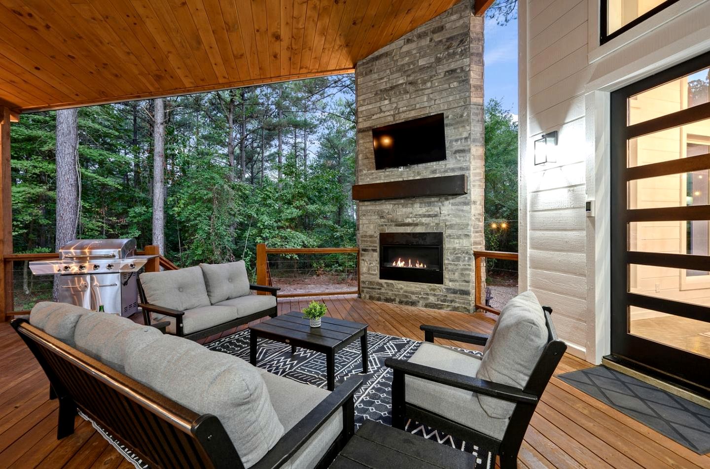 Stunning, Luxury Cabin with Jetted Hot Tub Close to Big Beaver Lake and Ouachita National Forest, Broken Bow, OK