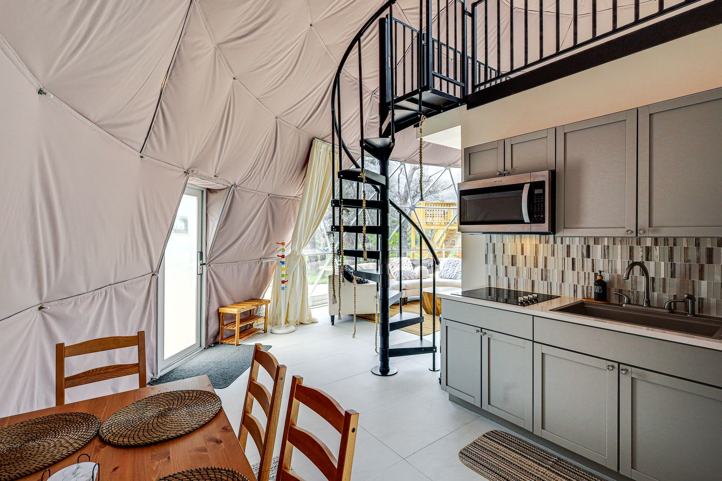 Amazing Glamping Getaway under the Stars: Luxurious Dome Rental in Lampasas, Texas