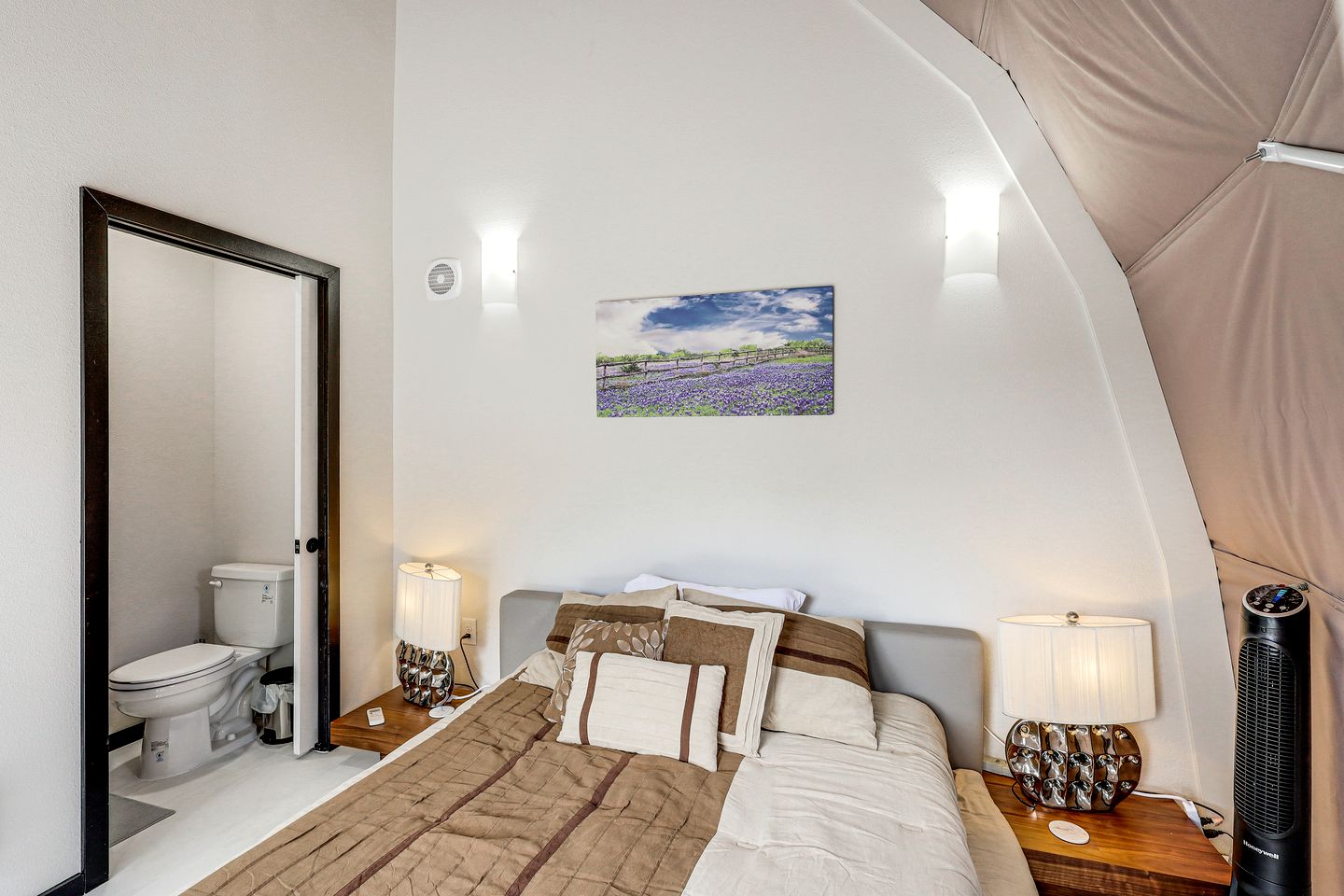 Amazing Glamping Getaway under the Stars: Luxurious Dome Rental in Lampasas, Texas