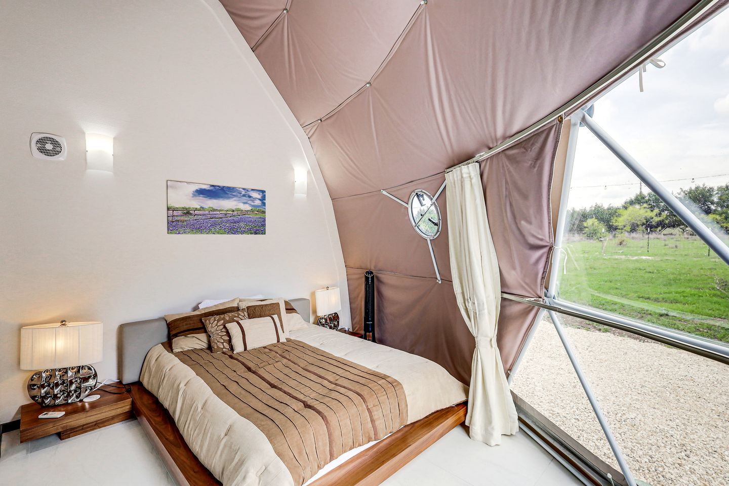 Amazing Glamping Getaway under the Stars: Luxurious Dome Rental in Lampasas, Texas