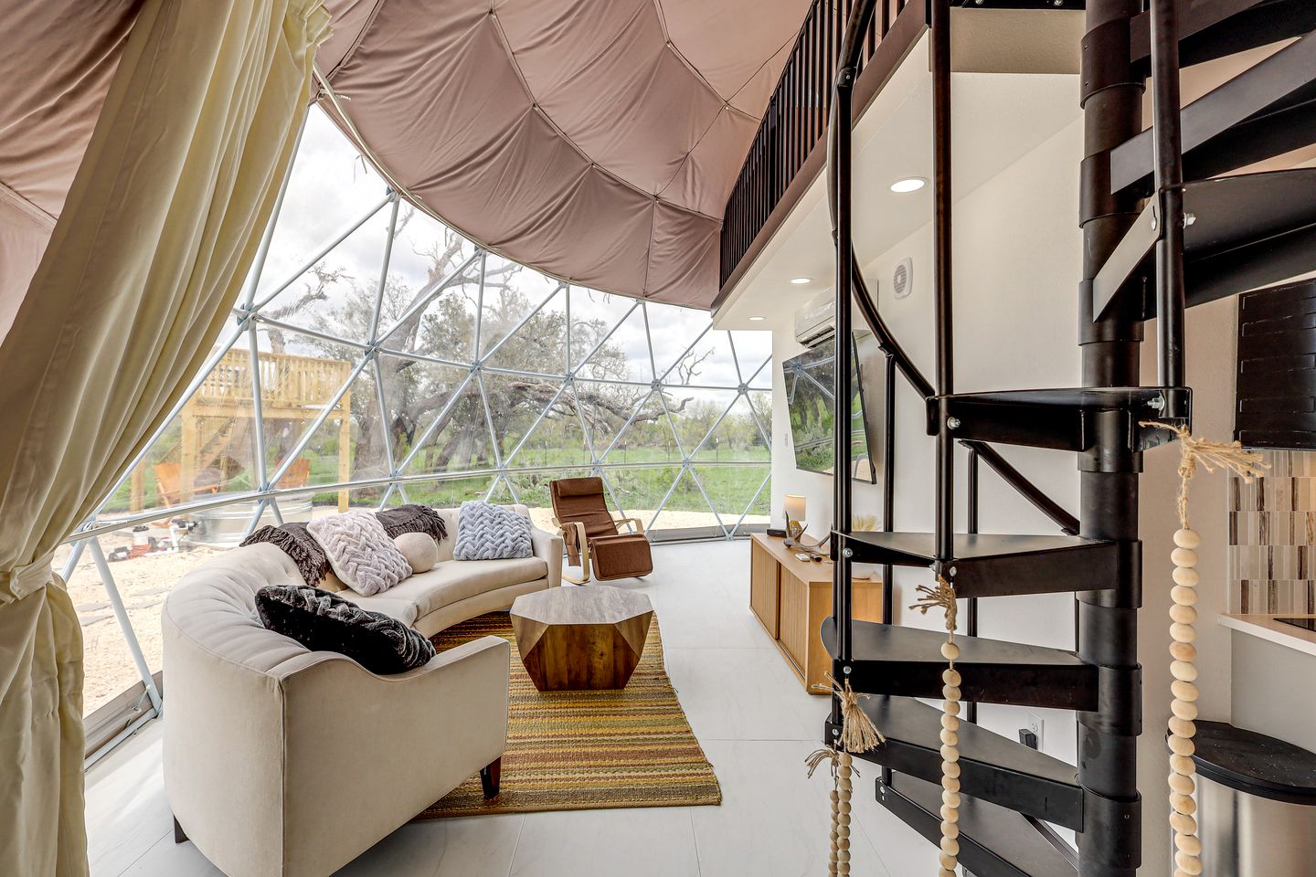 Amazing Glamping Getaway under the Stars: Luxurious Dome Rental in Lampasas, Texas