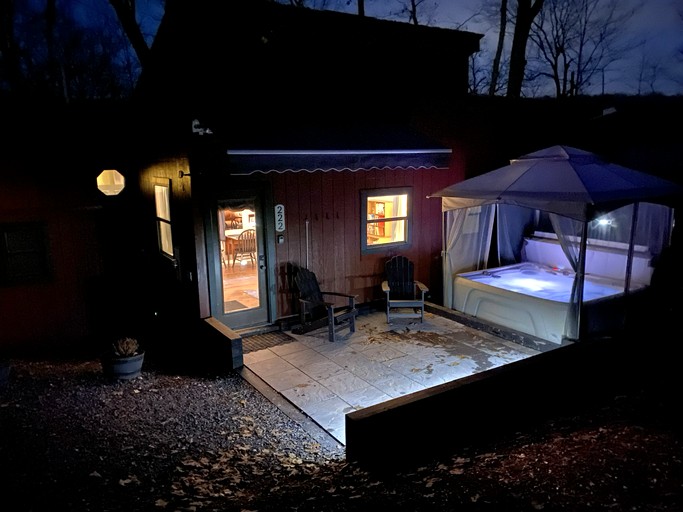 Cabins (United States of America, Maurertown, Virginia)