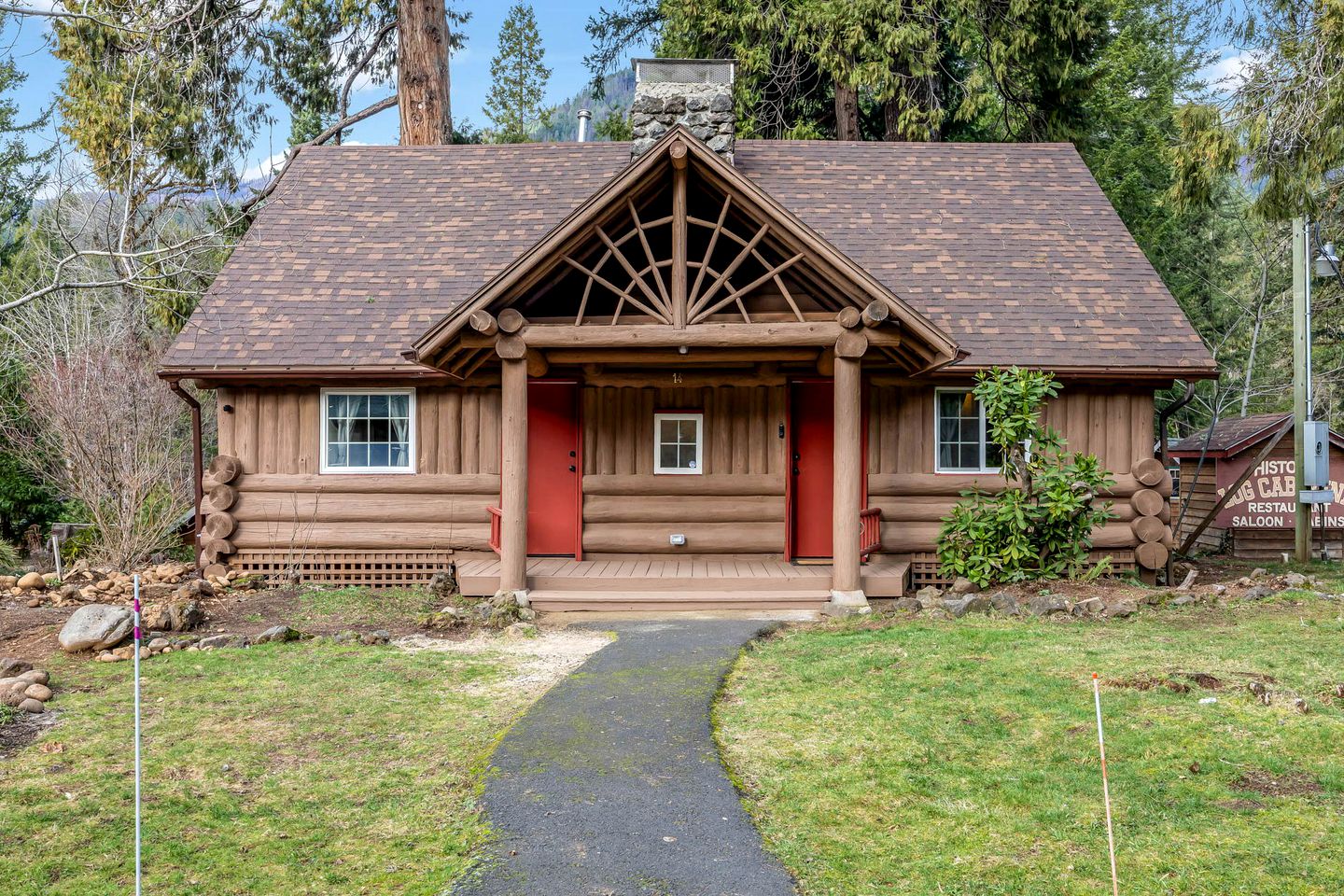 Glamping Cabin Retreat: Tranquil Escape in McKenzie Bridge, Oregon